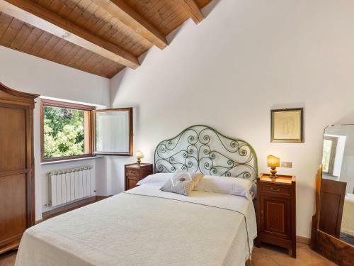 Traditional Villa In Varano With Private Garden
