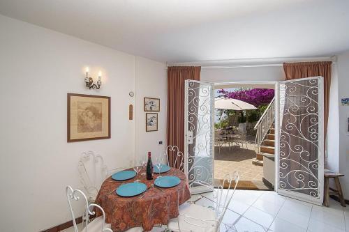 Praiano Villa Sleeps 9 Air Con Wifi