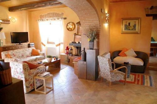 Radicofani Villa Sleeps 10 With Pool And Air Con