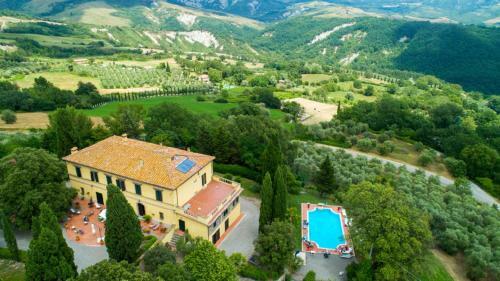 Radicofani Villa Sleeps 28 With Pool And Wifi