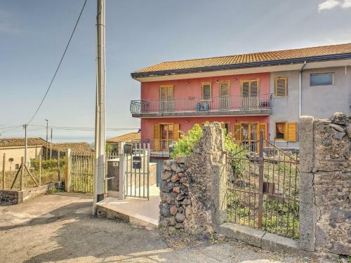 Valley-view Apartment In Sant'alfio With Balcony