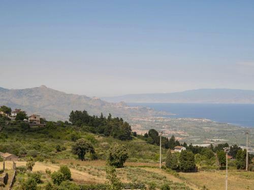 Valley-view Apartment In Sant'alfio With Balcony