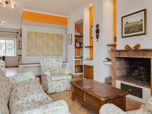 Inviting Farmhouse In San Venanzo With Garden