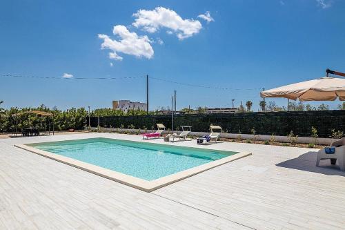 Taviano Villa Sleeps 10 With Pool And Air Con