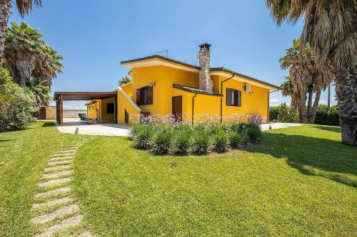 Taviano Villa Sleeps 10 With Pool And Air Con