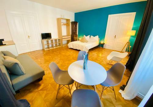 Hostal Crops City Stay