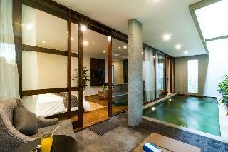 Hotel Aleesha Villas & Deluxe Suites