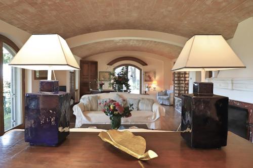 San Quirico Villa Sleeps 8 Pool Wifi