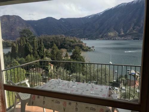 Big Apartment With Lake View And Three Bedrooms