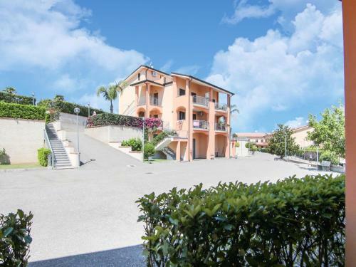 Simplistic Apartment In Marina Di Mandatoriccio With Pool