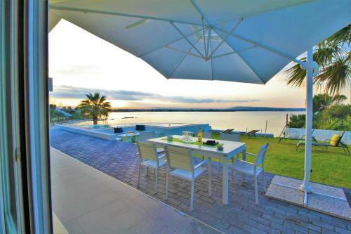 Isola Villa Sleeps 8 With Pool And Air Con