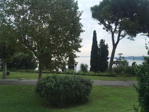 Splendid Apartment In Padenghe Sul Garda Bs With Garden