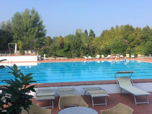 Splendid Apartment In Padenghe Sul Garda Bs With Garden