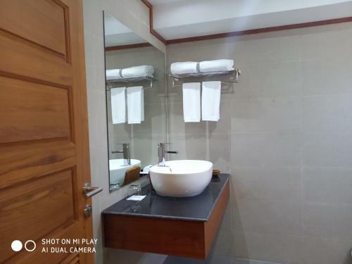 Ngapali Win Hotel