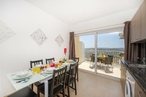 Summer Breeze Apartment With Panoramic Terrace - By Getawaysmalta