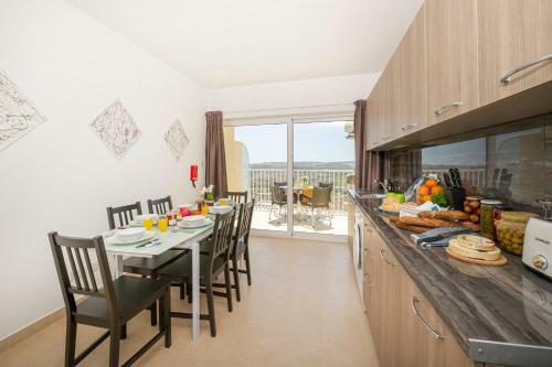 Summer Breeze Apartment With Panoramic Terrace - By Getawaysmalta