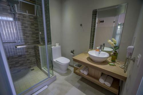 Hotel Le Peninsula Bay Beach Resort & Spa
