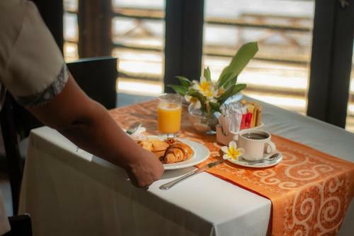 Hotel Le Peninsula Bay Beach Resort & Spa
