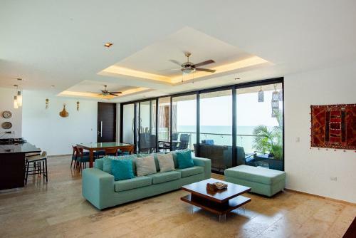 Deluxe Beachfront Condo With Amazing Ocean Views And Luxury