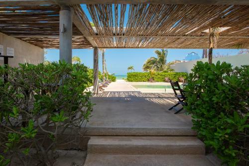Deluxe Beachfront Condo With Amazing Ocean Views And Luxury
