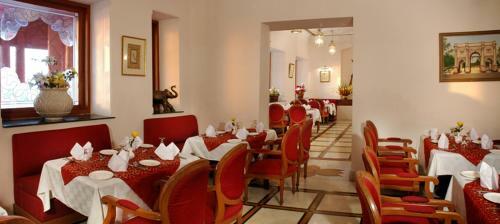 Hotel Welcome Heritage Noor-us-sabah Palace