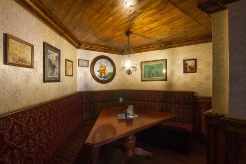 Posada Arany Szarvas Fogad� �s Captain Drakes Pub