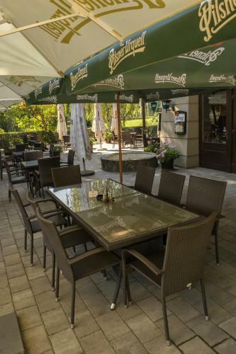 Posada Arany Szarvas Fogad� �s Captain Drakes Pub