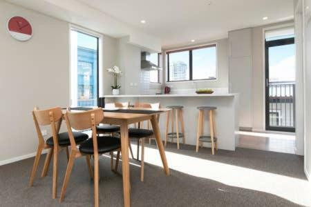 Five Star City Townhouse With A Carpark!