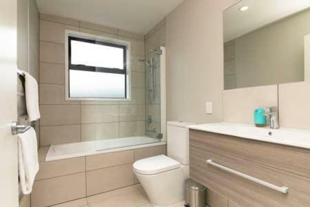 Five Star City Townhouse With A Carpark!