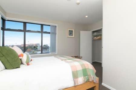 Five Star City Townhouse With A Carpark!