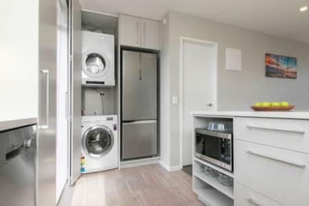 Five Star City Townhouse With A Carpark!