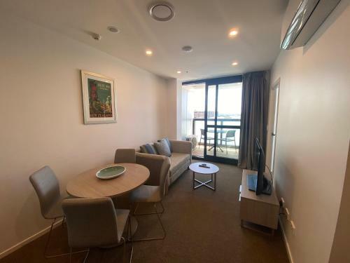 Hotel Ramada Suites Victoria Street West