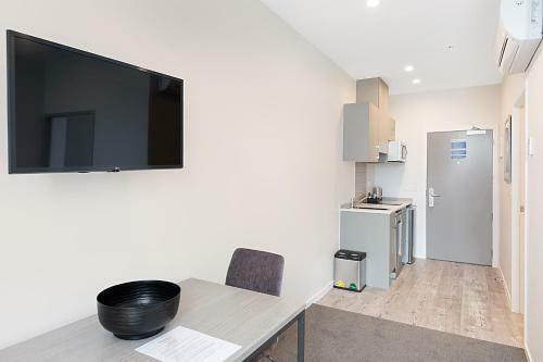 Hotel Ramada Suites Victoria Street West