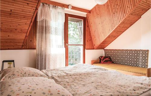 Holiday Home Kom�romi Utca-le�nyfal�