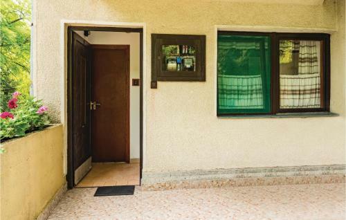 Holiday Home Kom�romi Utca-le�nyfal�