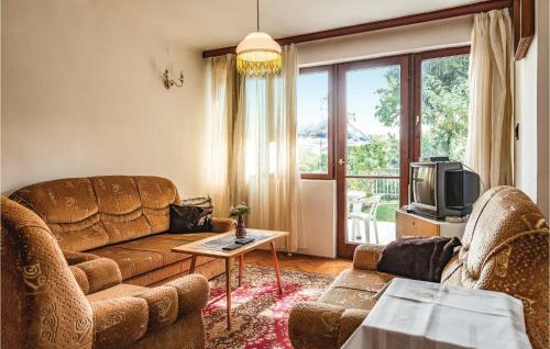 Holiday Home Kom�romi Utca-le�nyfal�