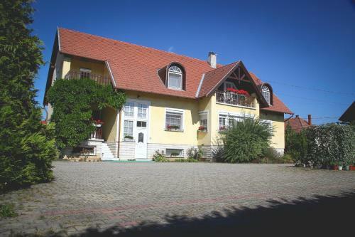 Hostal Mika Vend�gh�z