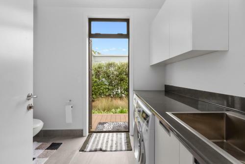 Takapu - Muriwai Beach Downstairs Holiday Unit