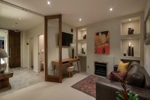 Apartment On Ardmore - Sleeps 4 - Central Location - Lake Views