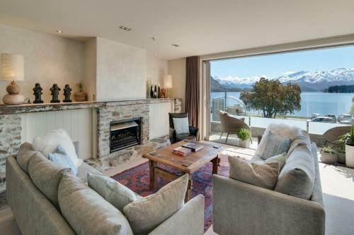 Apartment On Ardmore - Sleeps 4 - Central Location - Lake Views