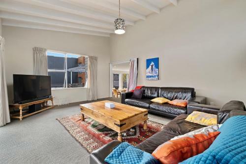 The Manuka Lookout - Wanaka Holiday Home