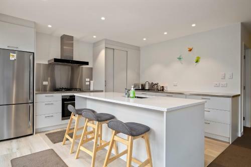 The Manuka Lookout - Wanaka Holiday Home