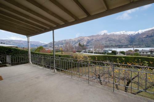 The Manuka Lookout - Wanaka Holiday Home