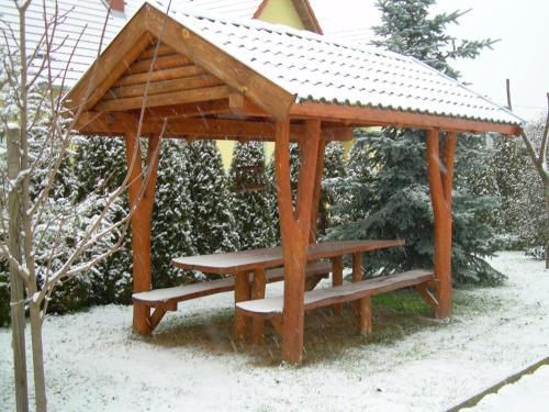 Csal�dbar�t Fah�z