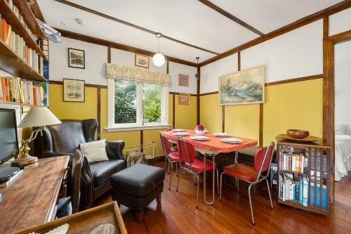 The Beach Bach - Waikanae Beach Holiday Home