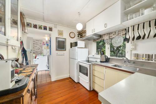 The Beach Bach - Waikanae Beach Holiday Home