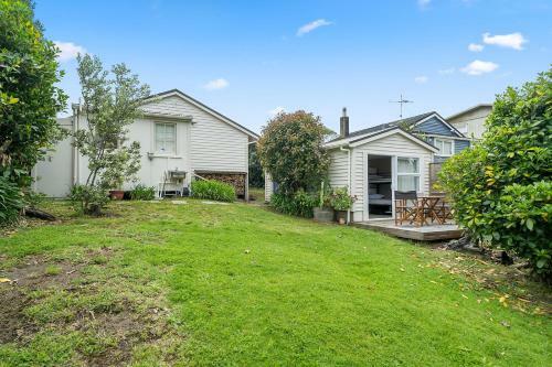 The Beach Bach - Waikanae Beach Holiday Home