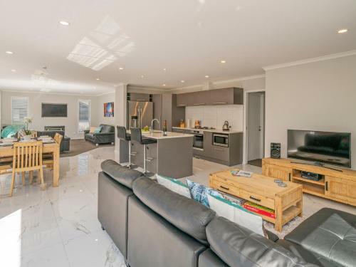 Modern Beach Pad - Whitianga Holiday Home