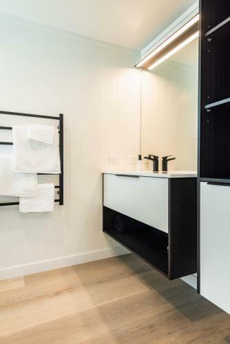 Spacious, Breezy Studio Apartment, Moments From Downtown And Beach