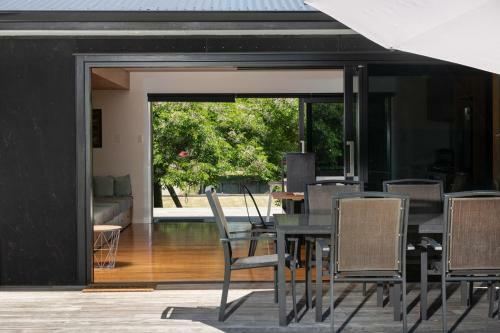 Serene Spacious And Sunny, Moments To The Beach